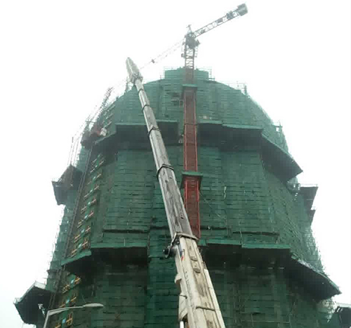 元谋吊车在工地上作业